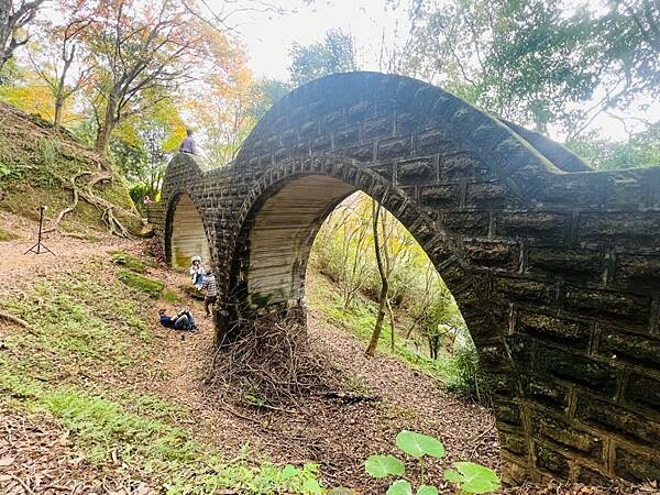 新北市汐止拱北殿：賞楓步道。慢步雙拱橋熱門打卡景點