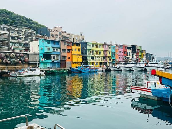 基隆正濱漁港彩虹屋。瞬間秒出國的感覺