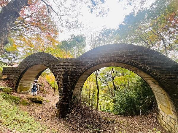 新北市汐止拱北殿：賞楓步道。慢步雙拱橋熱門打卡景點