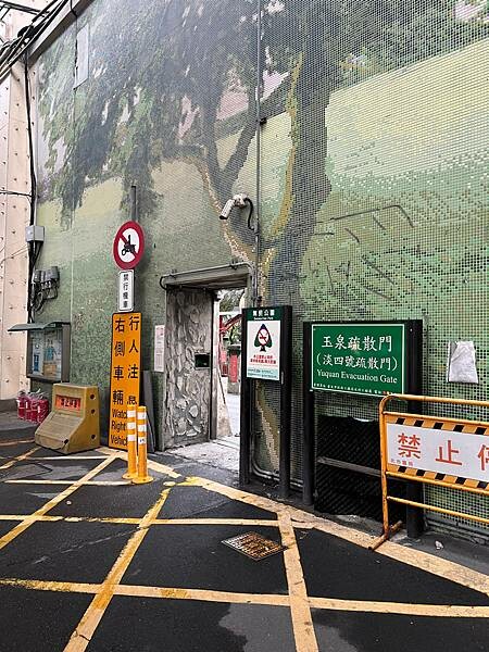 台北市捷運北門站:12月的延平河濱公園花海