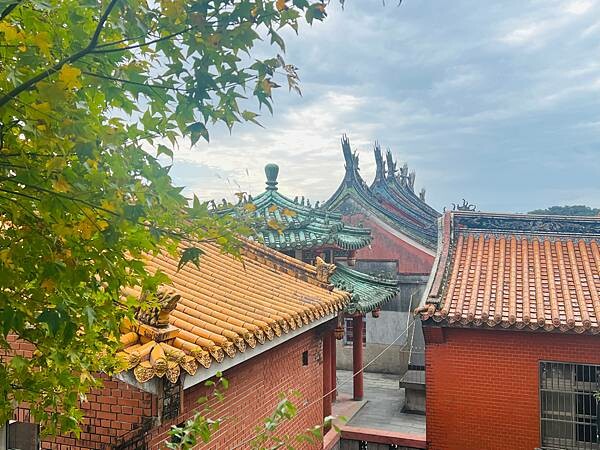 新北市汐止拱北殿：賞楓步道。慢步雙拱橋熱門打卡景點