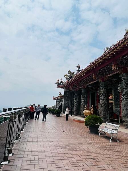 台北市內湖捷運站碧山巖。輕鬆漫慢遊。輕旅行:白石湖吊橋、午餐