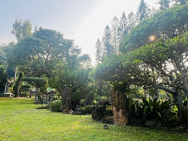 台北捷運士林站半日遊:參觀士林官邸。玫瑰花園