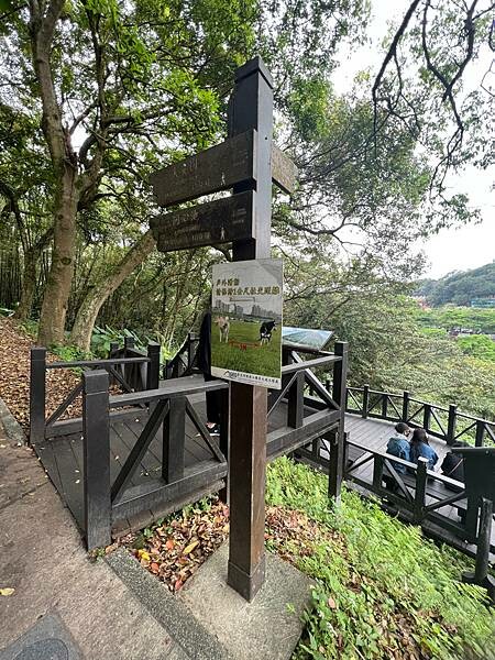 台北市內湖捷運站碧山巖。輕鬆漫慢遊。輕旅行:白石湖吊橋、午餐