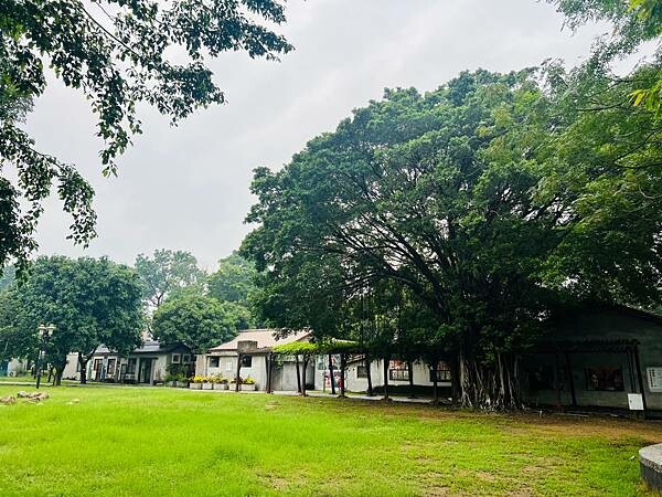 台南遊記:吐司吐司早餐店。水交社文化園區。莉莉水果