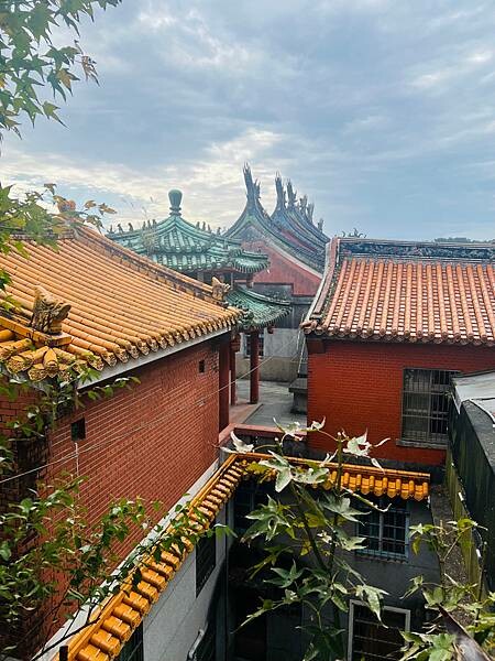 新北市汐止拱北殿：賞楓步道。慢步雙拱橋熱門打卡景點