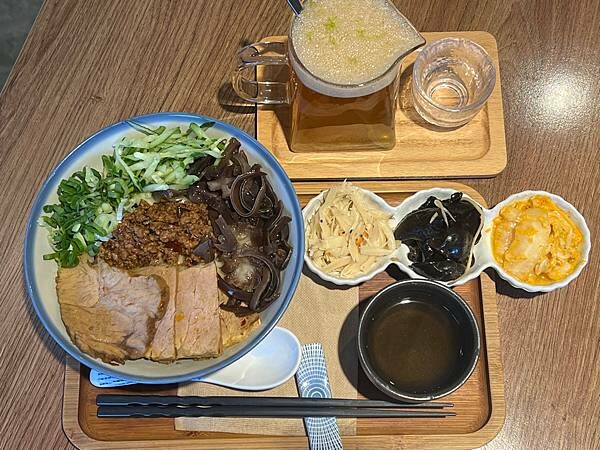 台北貓空景觀咖啡廳：生活在他方夜貓店。深山裡營業至凌晨2點的