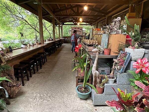 台北市內湖捷運站碧山巖。輕鬆漫慢遊。輕旅行:白石湖吊橋、午餐