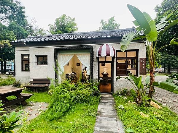 台南遊記:吐司吐司早餐店。水交社文化園區。莉莉水果