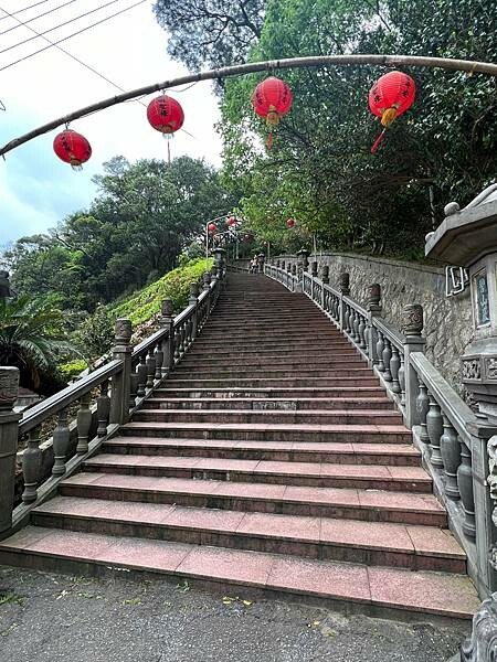 台北市內湖捷運站碧山巖。輕鬆漫慢遊。輕旅行:白石湖吊橋、午餐