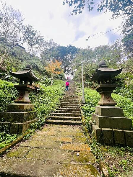 新北市汐止拱北殿：賞楓步道。慢步雙拱橋熱門打卡景點