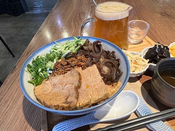 台北貓空景觀咖啡廳：生活在他方夜貓店。深山裡營業至凌晨2點的