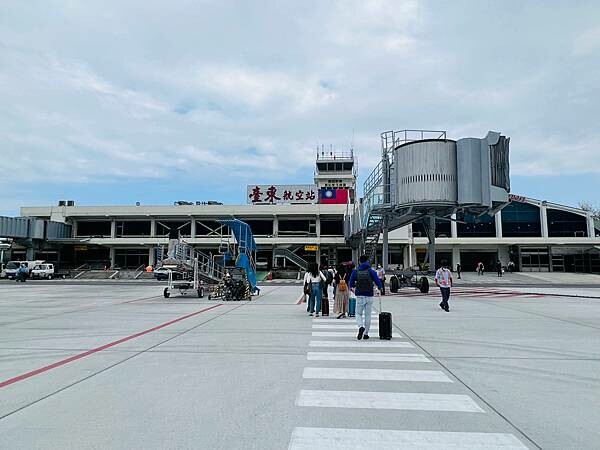 松山機場✈️台東市。入住近台東火車站工業風格十足的実舍Gen