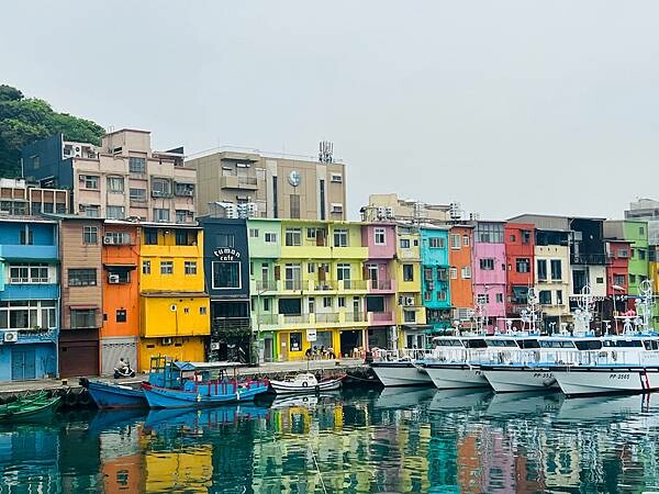 基隆正濱漁港彩虹屋。瞬間秒出國的感覺