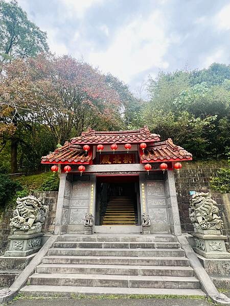 新北市汐止拱北殿：賞楓步道。慢步雙拱橋熱門打卡景點