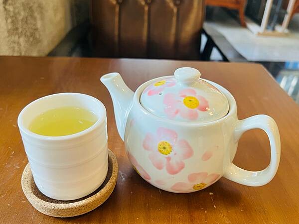 台北中山捷運站：百年建築古蹟內喝下午茶。中山茶書院｜中山藏藝