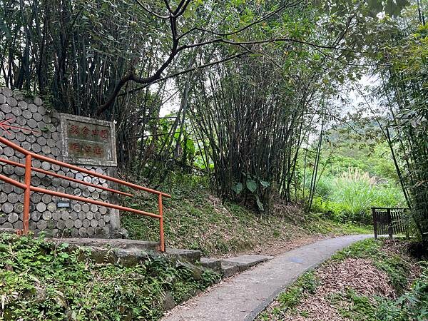 台北市內湖捷運站碧山巖。輕鬆漫慢遊。輕旅行:白石湖吊橋、午餐