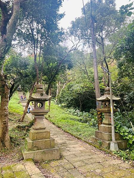 新北市汐止拱北殿：賞楓步道。慢步雙拱橋熱門打卡景點