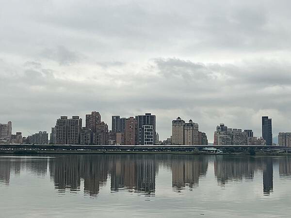 台北市捷運北門站:12月的延平河濱公園花海