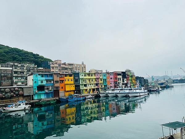 基隆正濱漁港彩虹屋。瞬間秒出國的感覺