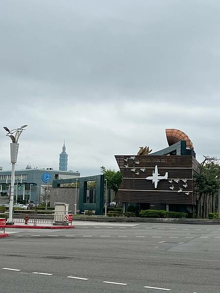 松山機場✈️台東市。入住近台東火車站工業風格十足的実舍Gen