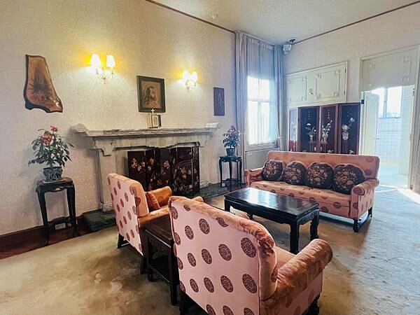 台北捷運士林站半日遊:參觀士林官邸。玫瑰花園