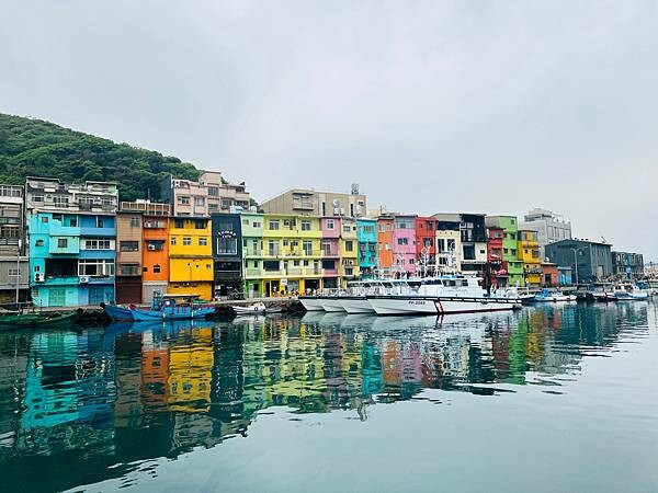 基隆正濱漁港彩虹屋。瞬間秒出國的感覺