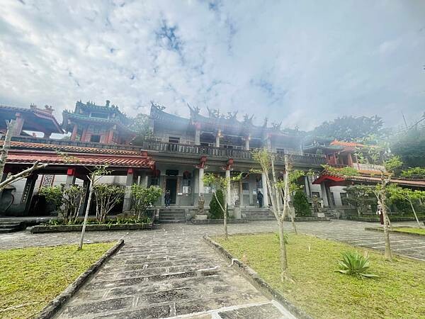 新北市汐止拱北殿：賞楓步道。慢步雙拱橋熱門打卡景點