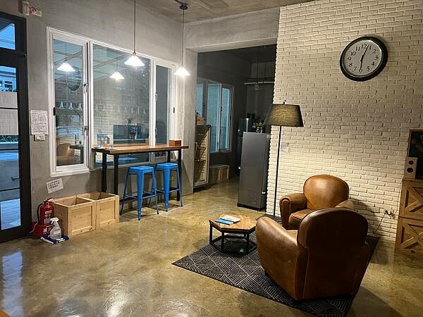 松山機場✈️台東市。入住近台東火車站工業風格十足的実舍Gen