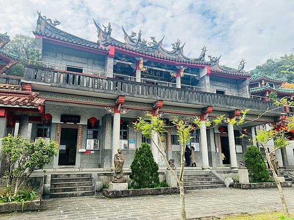 新北市汐止拱北殿：賞楓步道。慢步雙拱橋熱門打卡景點