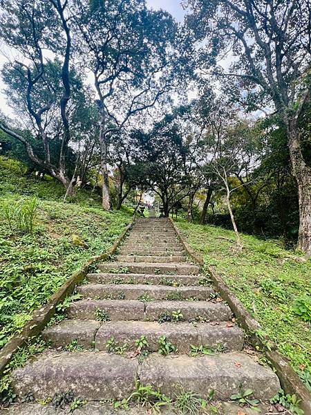 新北市汐止拱北殿：賞楓步道。慢步雙拱橋熱門打卡景點