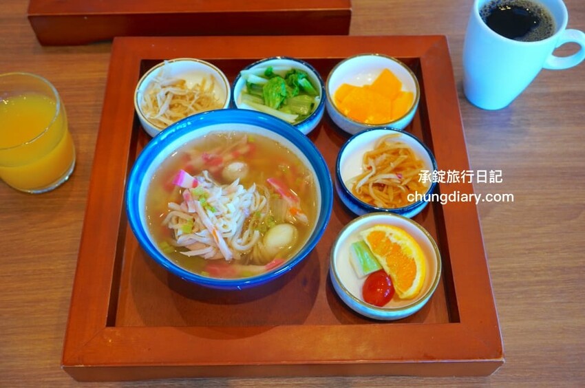 屏東x小琉球兩天一夜！入住緩慢大鵬灣民宿、山川琉璃吊橋、東港王船文化、美人洞、山豬溝、烏鬼洞｜雄獅國內旅遊行程 - 承錠旅行日記