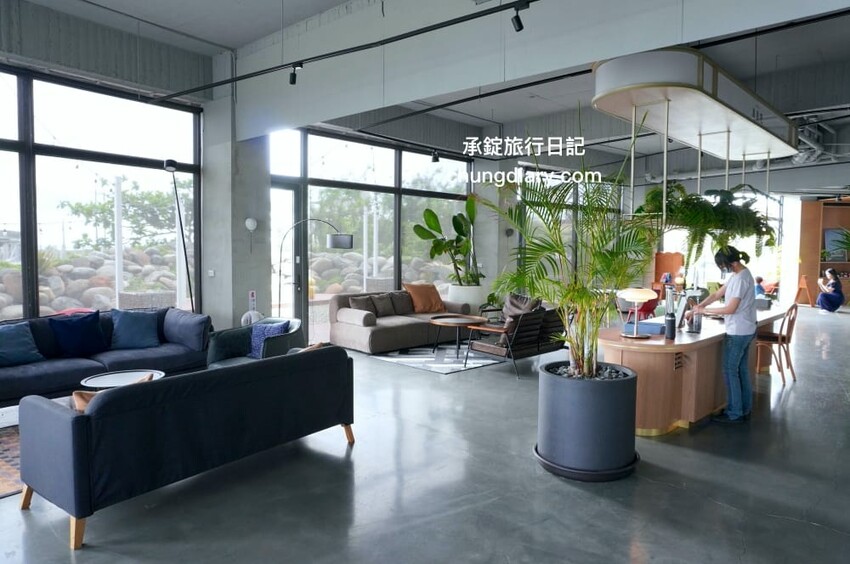 屏東x小琉球兩天一夜！入住緩慢大鵬灣民宿、山川琉璃吊橋、東港王船文化、美人洞、山豬溝、烏鬼洞｜雄獅國內旅遊行程 - 承錠旅行日記