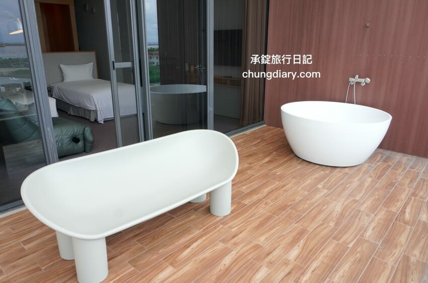 屏東x小琉球兩天一夜！入住緩慢大鵬灣民宿、山川琉璃吊橋、東港王船文化、美人洞、山豬溝、烏鬼洞｜雄獅國內旅遊行程 - 承錠旅行日記