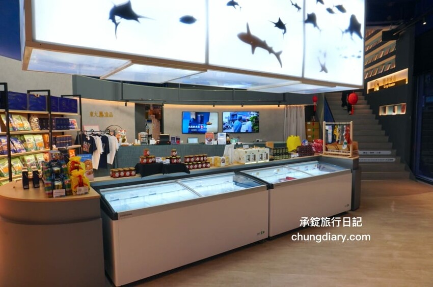 屏東x小琉球兩天一夜！入住緩慢大鵬灣民宿、山川琉璃吊橋、東港王船文化、美人洞、山豬溝、烏鬼洞｜雄獅國內旅遊行程 - 承錠旅行日記