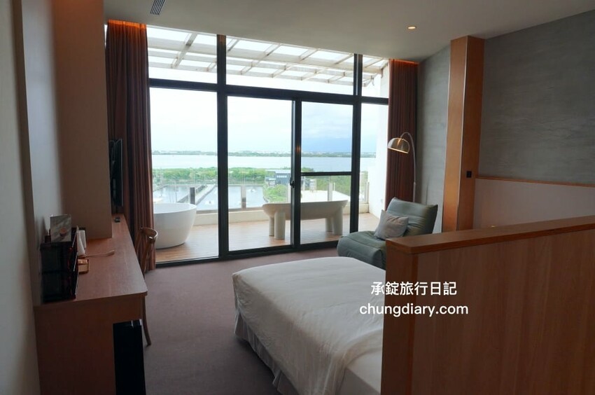 屏東x小琉球兩天一夜！入住緩慢大鵬灣民宿、山川琉璃吊橋、東港王船文化、美人洞、山豬溝、烏鬼洞｜雄獅國內旅遊行程 - 承錠旅行日記