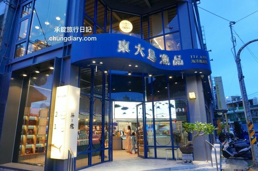 屏東x小琉球兩天一夜！入住緩慢大鵬灣民宿、山川琉璃吊橋、東港王船文化、美人洞、山豬溝、烏鬼洞｜雄獅國內旅遊行程 - 承錠旅行日記