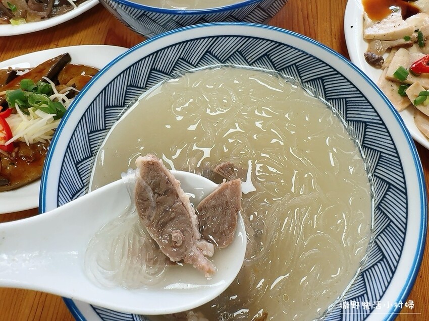 宜蘭最強豬腸冬粉【林家豬腸冬粉_礁溪店】大骨、薏仁及中藥材細