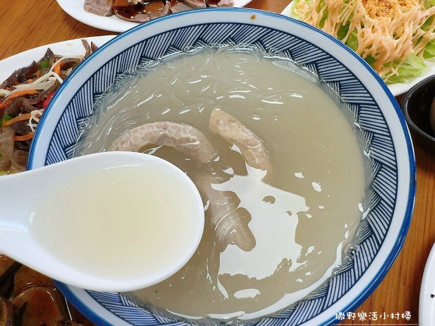 宜蘭最強豬腸冬粉【林家豬腸冬粉_礁溪店】大骨、薏仁及中藥材細