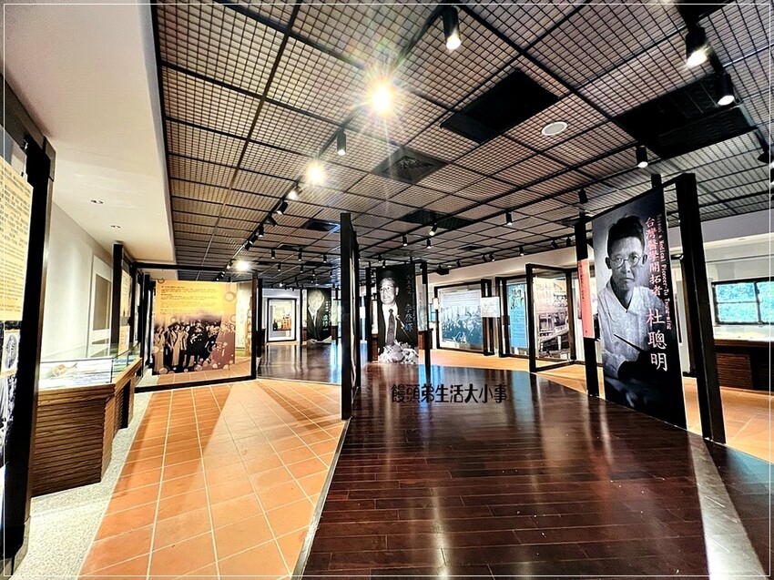 帶你深入三芝遊客中心！從古典風格建築到全新展覽，了解三芝名人的故事，享受親子友善環境，還有免費停車和可愛水池等你來體驗。