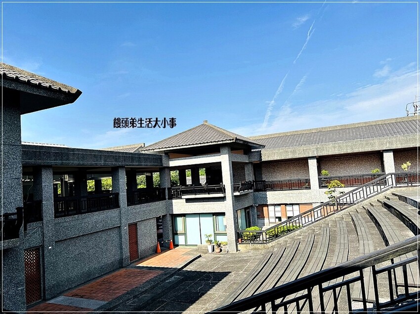 帶你深入三芝遊客中心！從古典風格建築到全新展覽，了解三芝名人的故事，享受親子友善環境，還有免費停車和可愛水池等你來體驗。