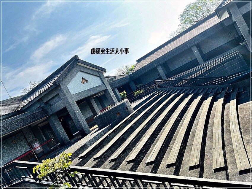 帶你深入三芝遊客中心！從古典風格建築到全新展覽，了解三芝名人的故事，享受親子友善環境，還有免費停車和可愛水池等你來體驗。
