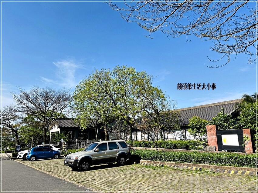 帶你深入三芝遊客中心！從古典風格建築到全新展覽，了解三芝名人的故事，享受親子友善環境，還有免費停車和可愛水池等你來體驗。