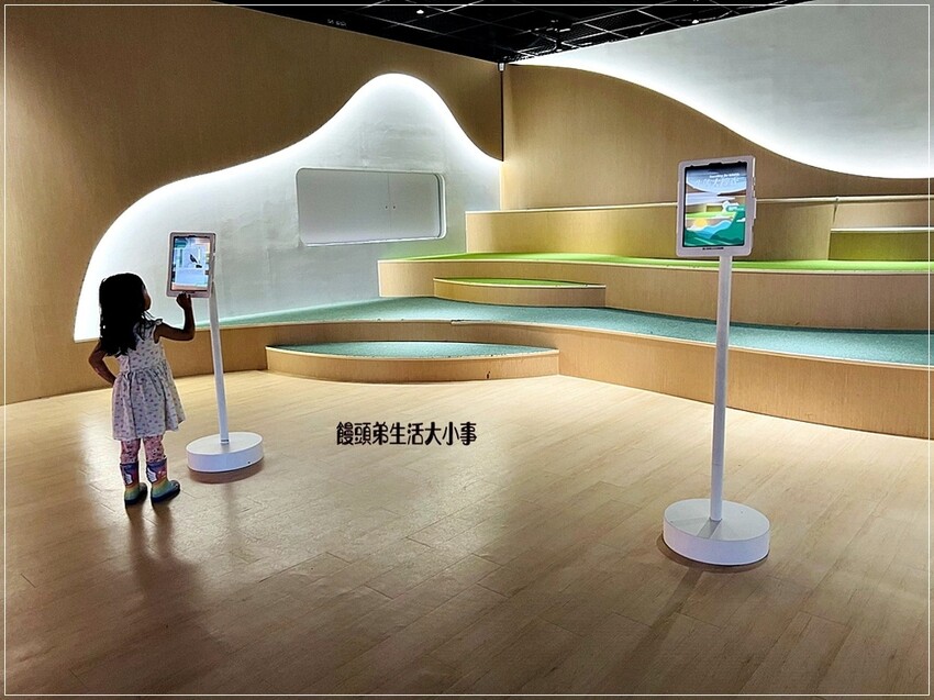 帶你深入三芝遊客中心！從古典風格建築到全新展覽，了解三芝名人的故事，享受親子友善環境，還有免費停車和可愛水池等你來體驗。