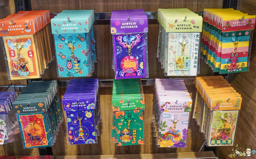 解開彩虹密碼的網紅打卡熱點 彩虹文創 台中草悟道店，獨家彩虹村商品、童趣歡樂打卡點、可休憩喝咖啡吃冰、台中伴手禮 - 跟著尼力吃喝玩樂＆親子生活