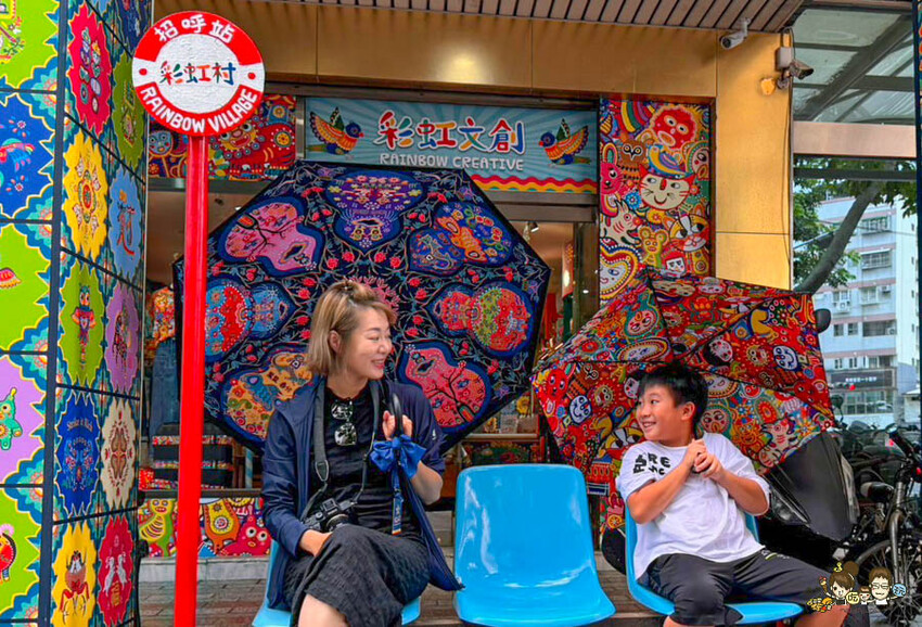 解開彩虹密碼的網紅打卡熱點 彩虹文創 台中草悟道店，獨家彩虹村商品、童趣歡樂打卡點、可休憩喝咖啡吃冰、台中伴手禮 - 跟著尼力吃喝玩樂＆親子生活