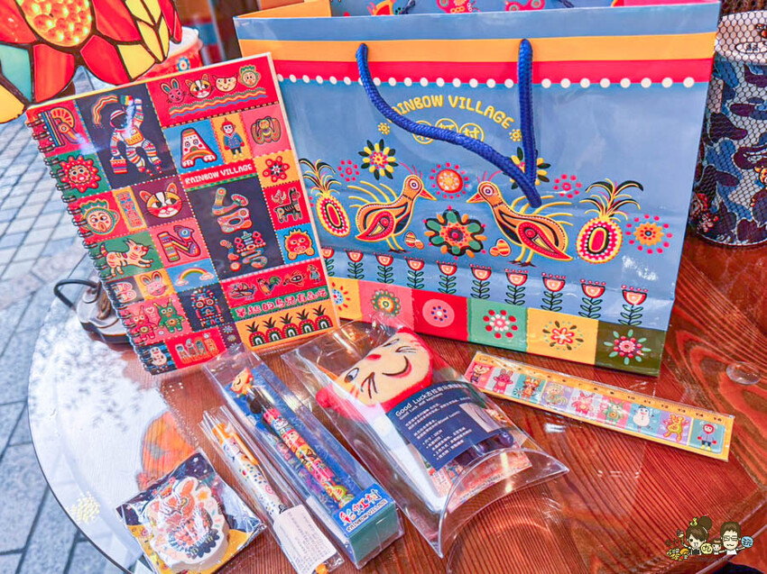 解開彩虹密碼的網紅打卡熱點 彩虹文創 台中草悟道店，獨家彩虹村商品、童趣歡樂打卡點、可休憩喝咖啡吃冰、台中伴手禮 - 跟著尼力吃喝玩樂＆親子生活