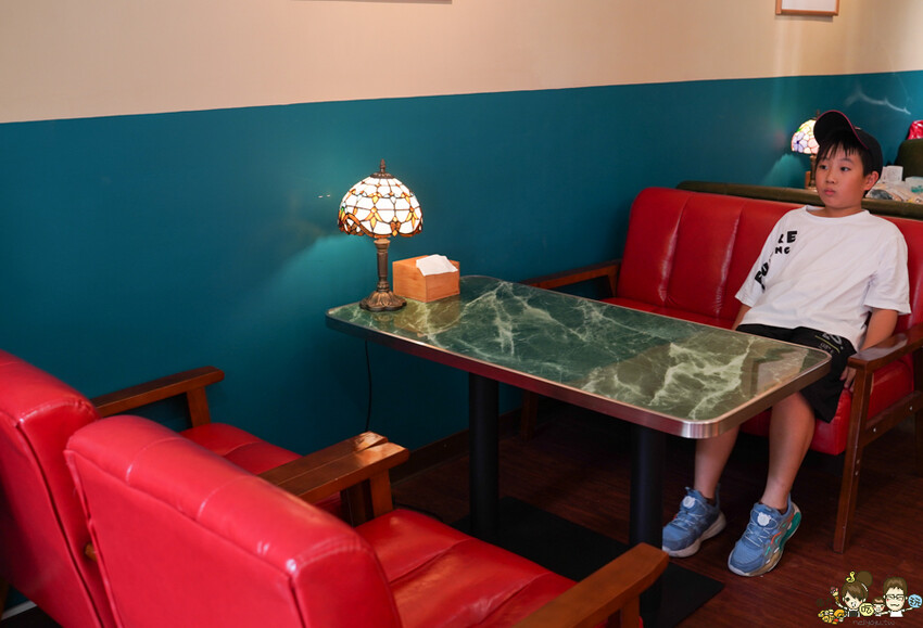 解開彩虹密碼的網紅打卡熱點 彩虹文創 台中草悟道店，獨家彩虹村商品、童趣歡樂打卡點、可休憩喝咖啡吃冰、台中伴手禮 - 跟著尼力吃喝玩樂＆親子生活