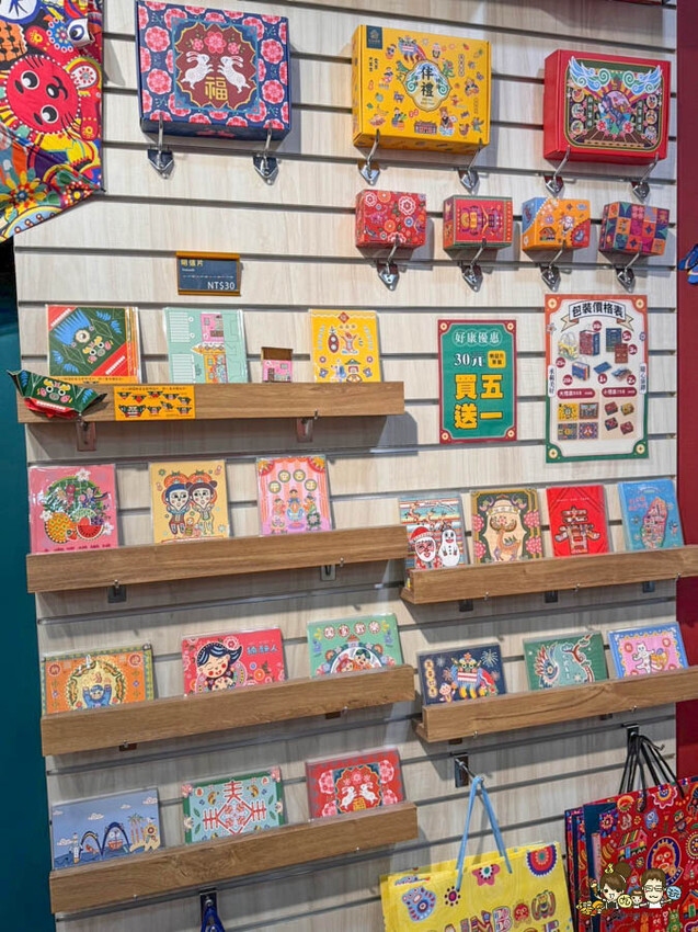 解開彩虹密碼的網紅打卡熱點 彩虹文創 台中草悟道店，獨家彩虹村商品、童趣歡樂打卡點、可休憩喝咖啡吃冰、台中伴手禮 - 跟著尼力吃喝玩樂＆親子生活