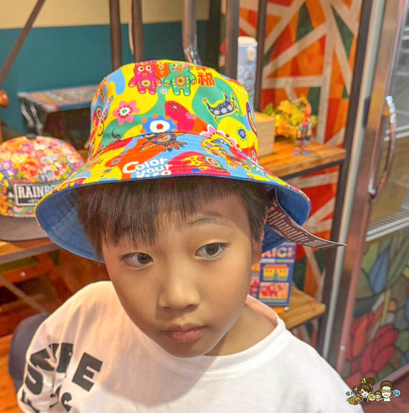 解開彩虹密碼的網紅打卡熱點 彩虹文創 台中草悟道店，獨家彩虹村商品、童趣歡樂打卡點、可休憩喝咖啡吃冰、台中伴手禮 - 跟著尼力吃喝玩樂＆親子生活